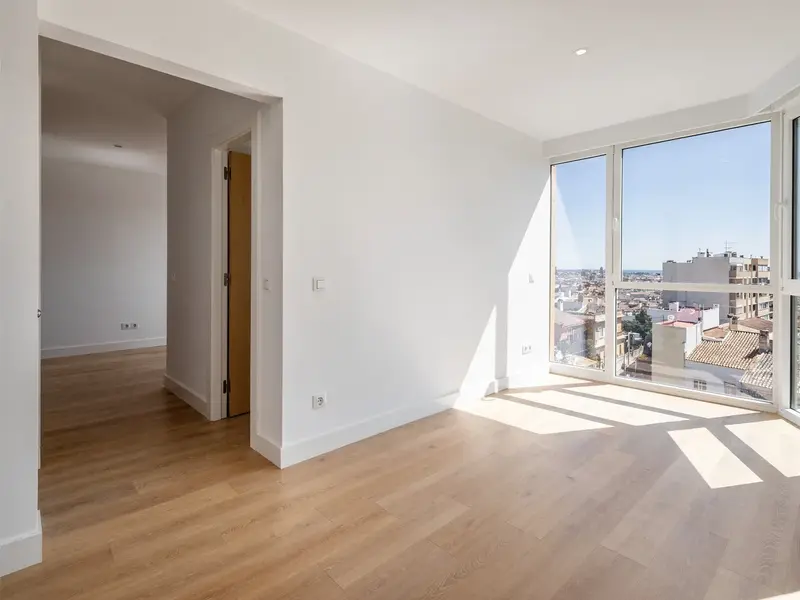 Apartamento recién renovado con paredes blancas y suelo de madera