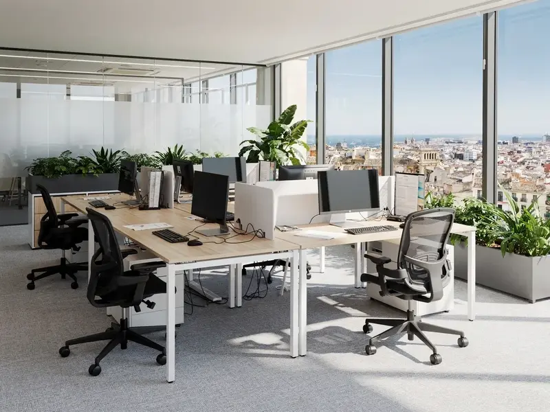 Oficina moderna limpia y ordenada en Vitoria