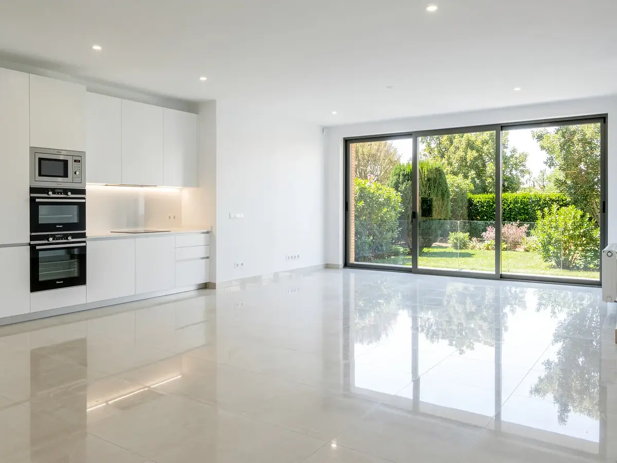 Apartamento renovado con cocina blanca y suelo de porcelánico reluciente listo para entrar a vivir