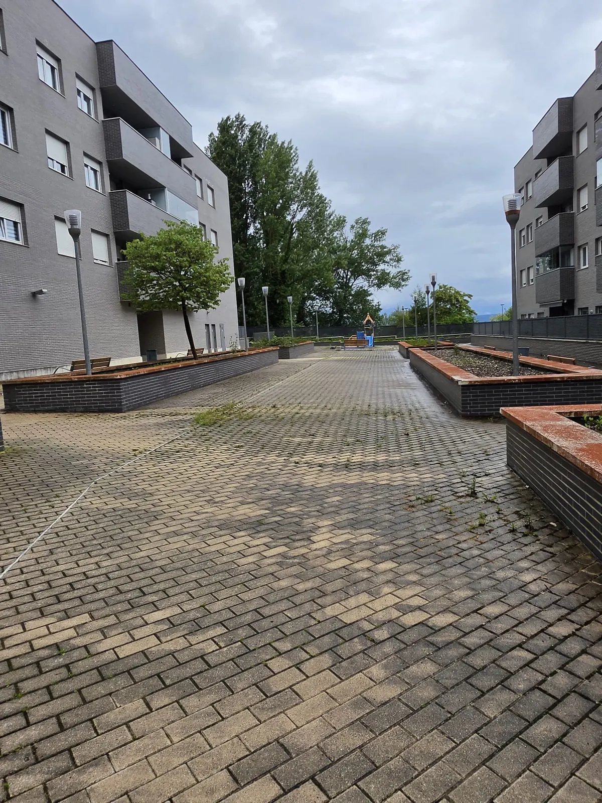 Suelo de adoquines en zona común de comunidad de vecinos en Vitoria antes de la limpieza