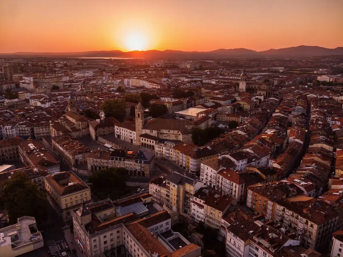 Vista aérea de Vitoria-Gasteiz con la catedral y parques verdes